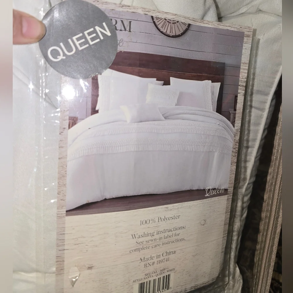 NIP Farm To Home Sanya Collection Queen Size Comforter Set, With Fringe Accents.